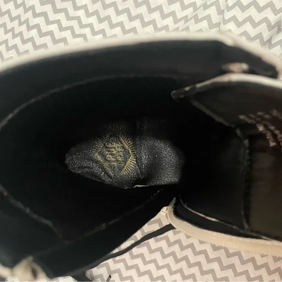 True Craft White Combat Boots. Almost New. I wore them once. No original box. - Picture 9 of 9